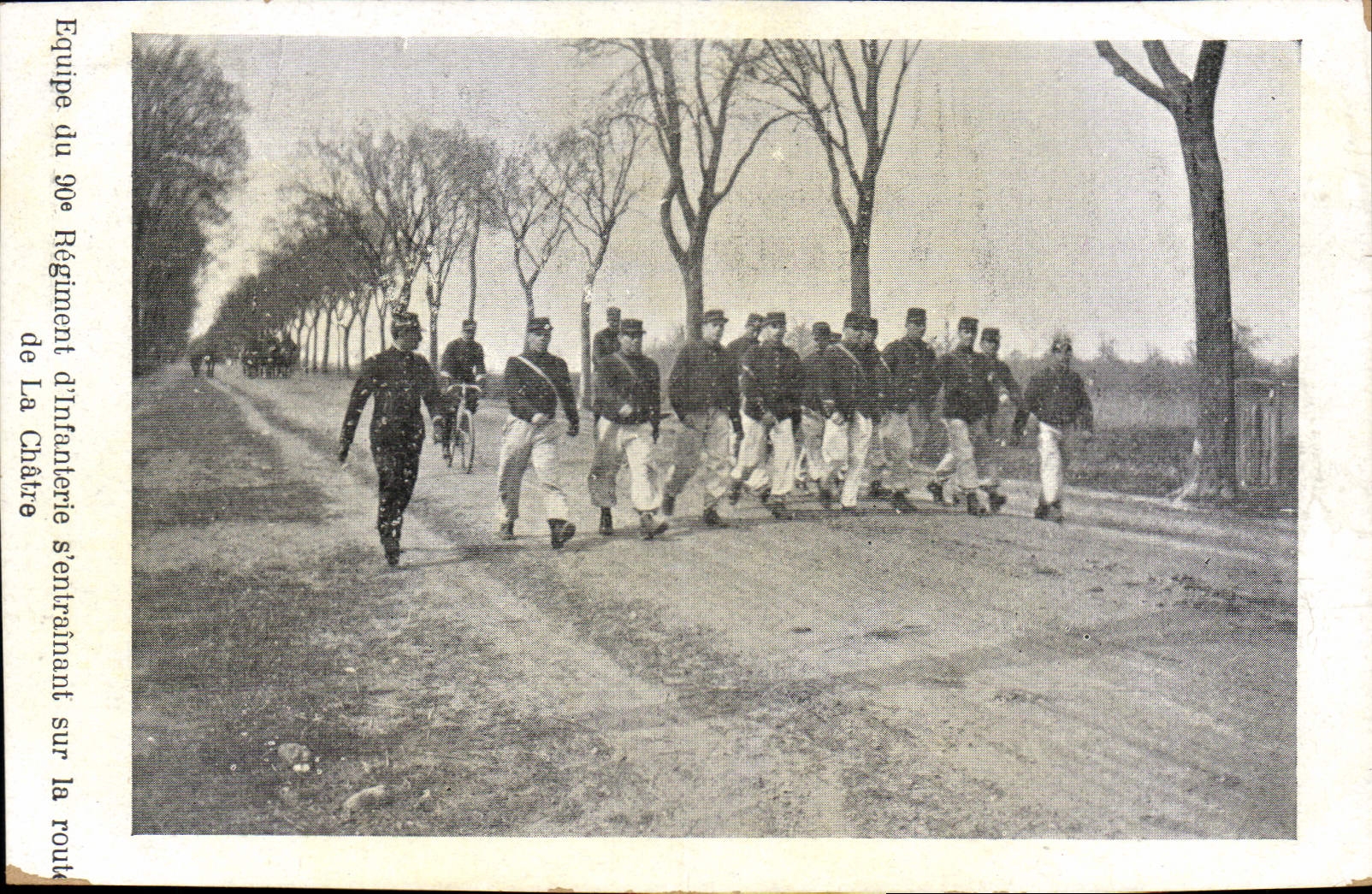 CPA Militaria Equipe du 90eme regiment d'infanterie s'entrainant sur la route de La Chatre 