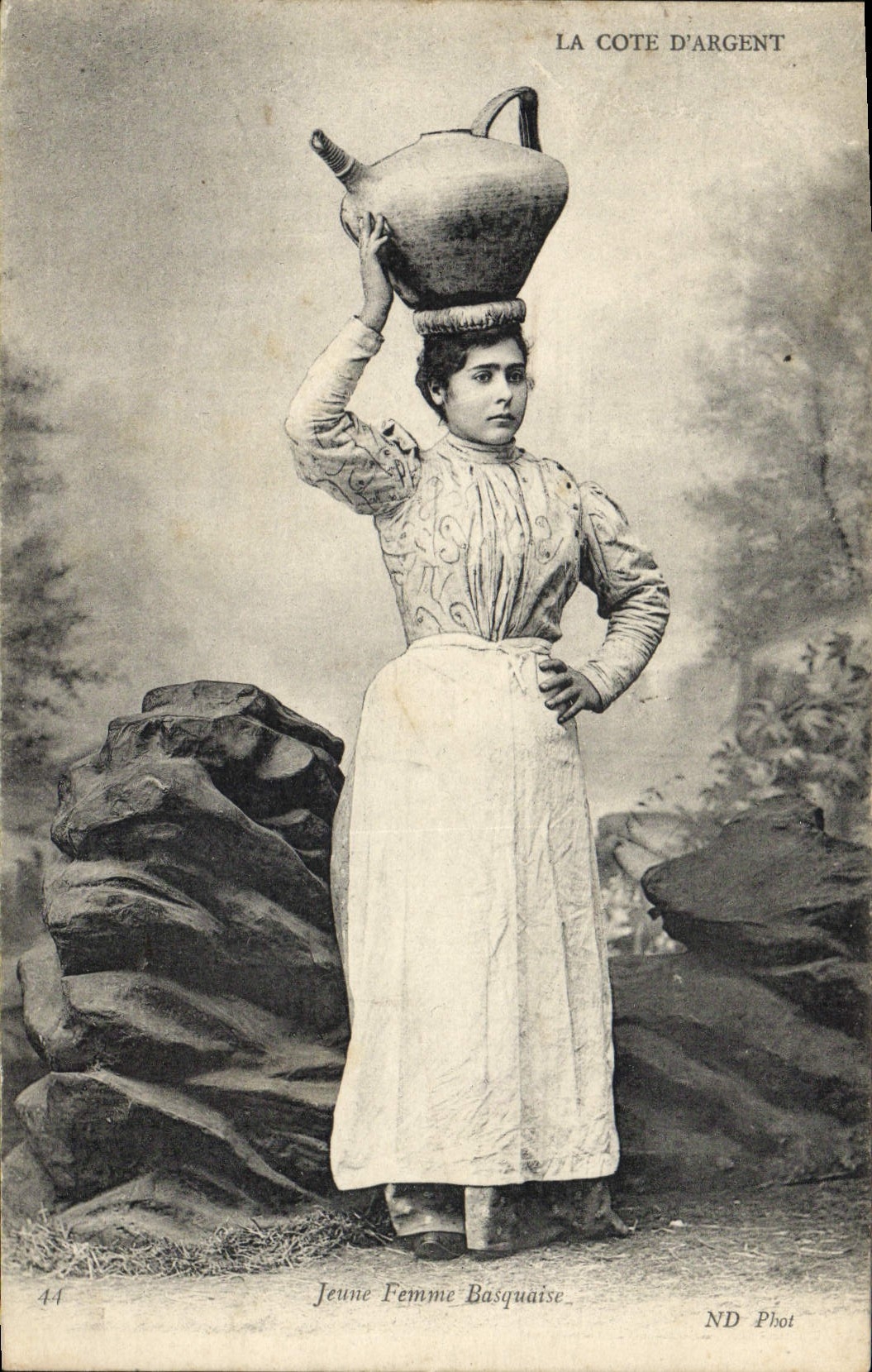 CPA Folklore Cote d'Argent Jeune femme basquaise