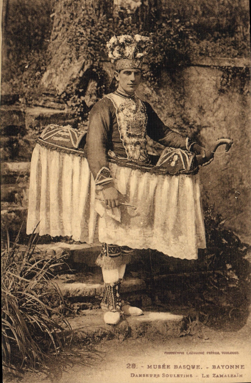 CPA Folklore Musee basque Bayonne Danseurs Souletins Le Zamalzain