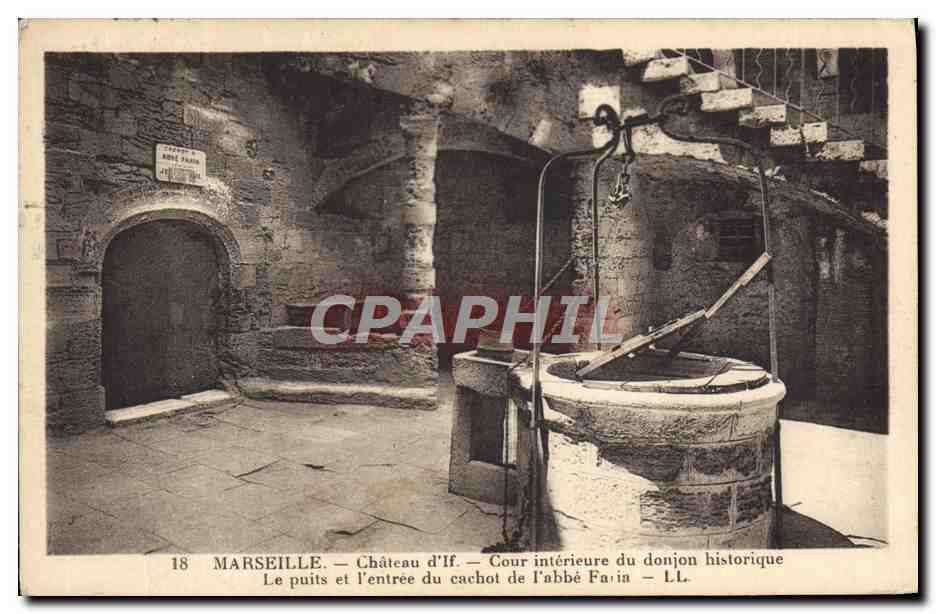 CPA Marseille Chateau d'If Cour Interieur du Donjon historique Le puits et l'entree du cachot de l'abbe 