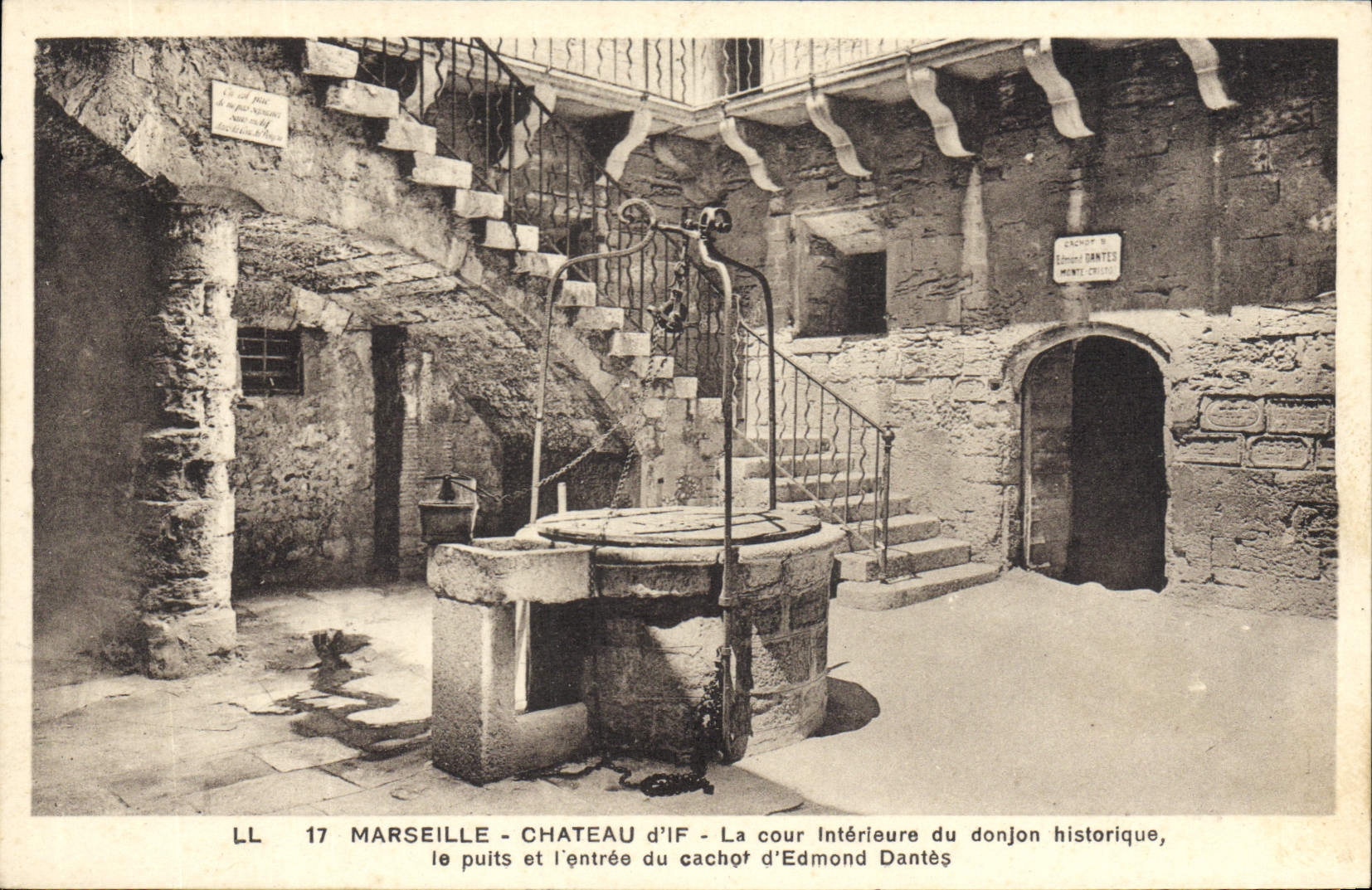 CPA Marseille Chateau d'If Cour Interieure du Donjon Le puits et l'entree du cachot d'Edmond Dantes