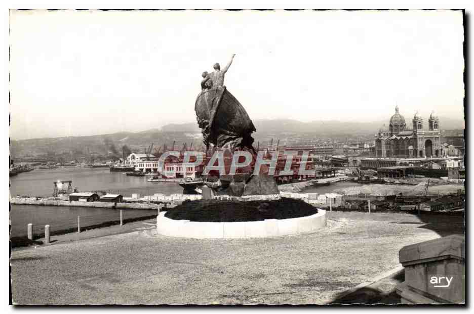 CPM Marseille Le Phare Monument aux Heros de la mer et bassin de la Joliette 