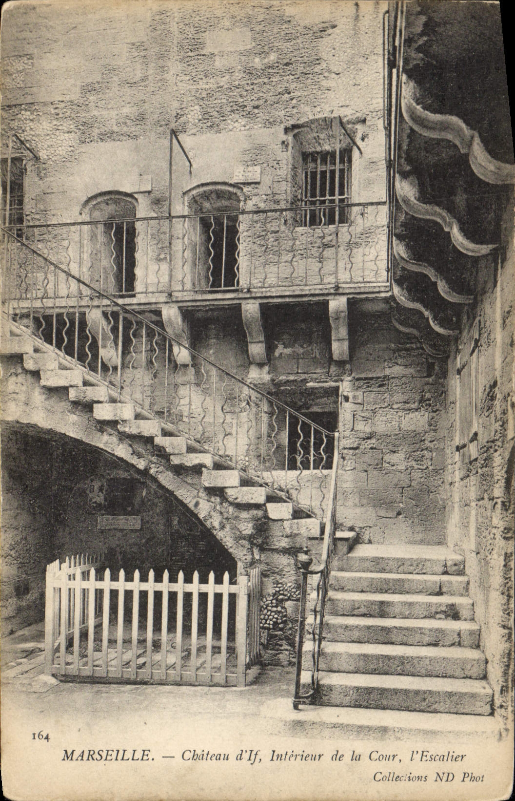 CPA Marseille Chateau d'If Interieur de la cour Escalier