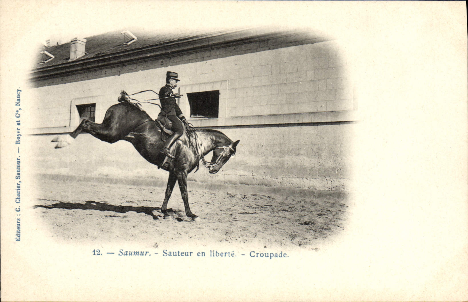 CPA Hippisme Cheval Saumur Sauteur en liberte Croupade 