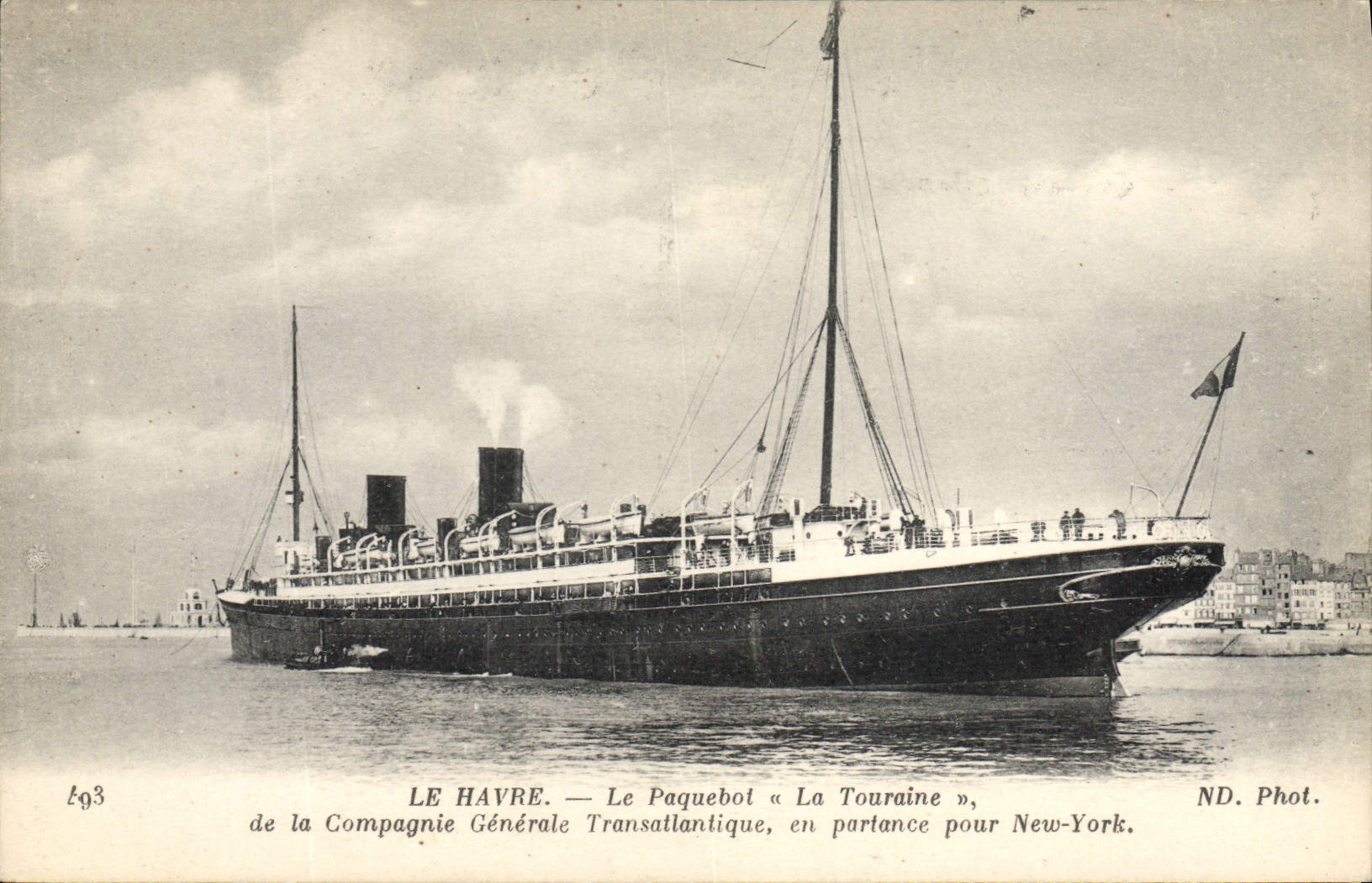 Le Havre — Het transatlantische schip « La Touraine » van de Algemene Transatlantische Maatschappij op weg naar New-York — ND. Fot.