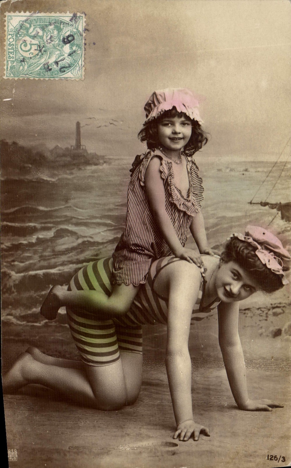 Deux jeunes filles en maillots de bain — scène de plage avec phare — éditeur '126/3'