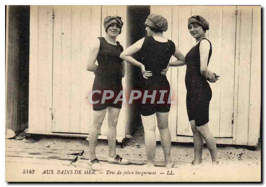 CPA Femme Maillot de Bains Aux bains de mer Trio de jolies baigneuses
