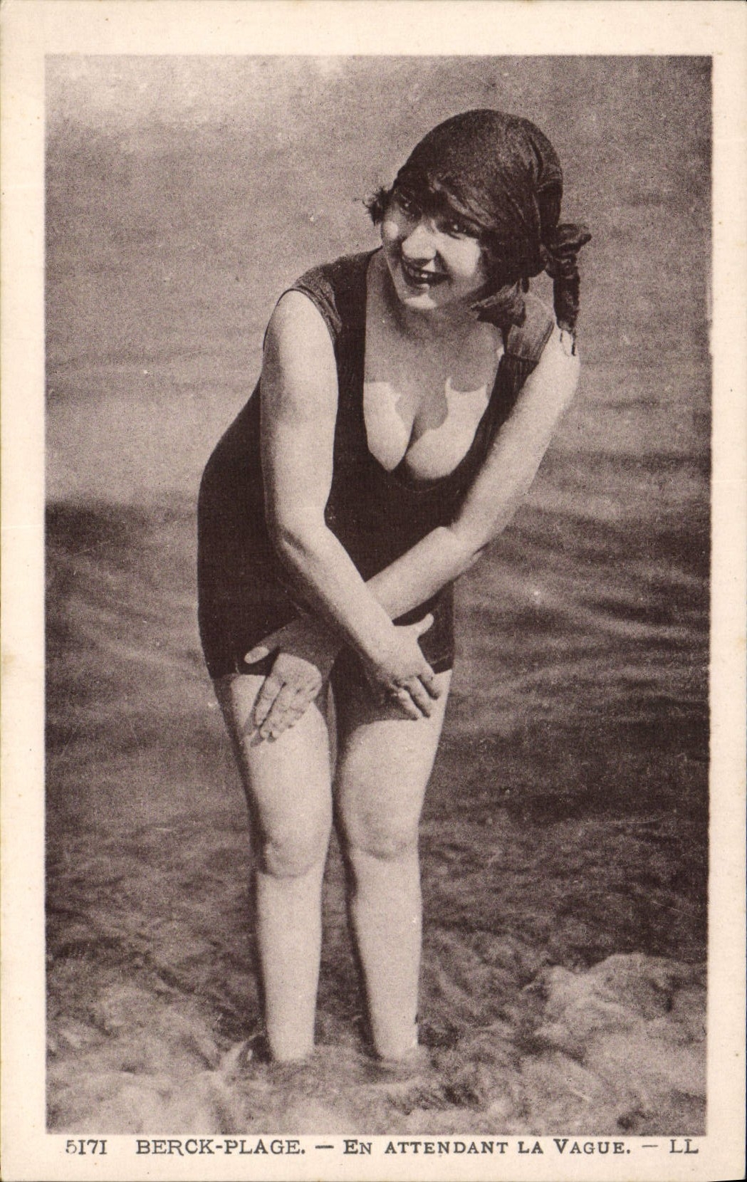 CPA Femme Maillot de Bains Berck Plage En attendant la vague 