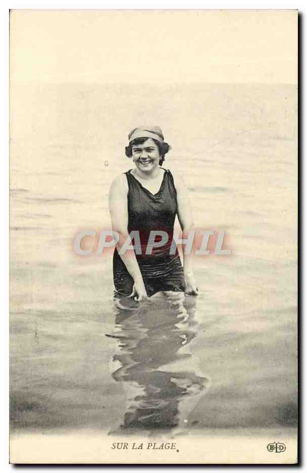 CPA Femme Maillot de Bains Sur la plage 