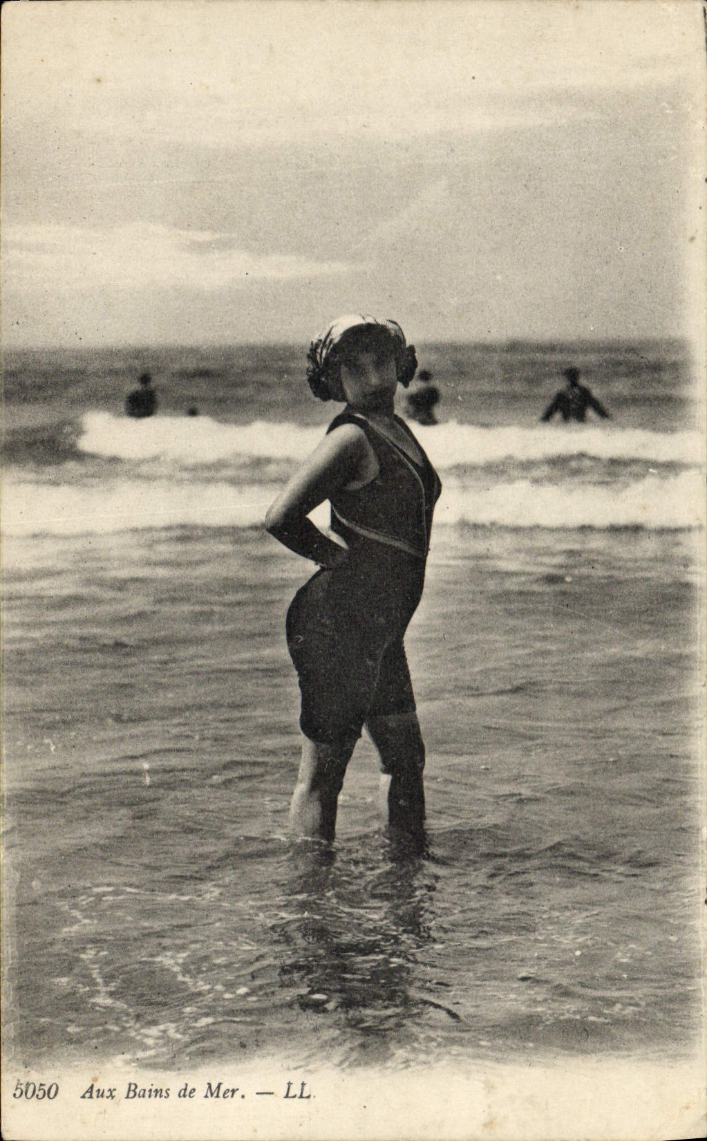 CPA Femme Maillot de Bains Aux bains de mer