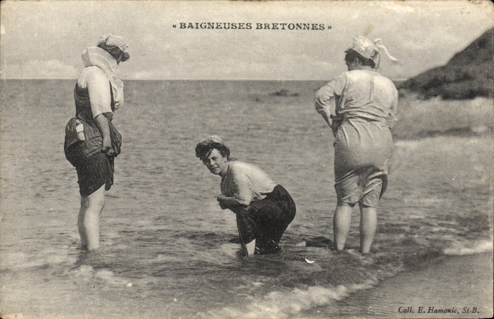 CPA Femme Maillot de Bains Baigneuses bretonnes 
