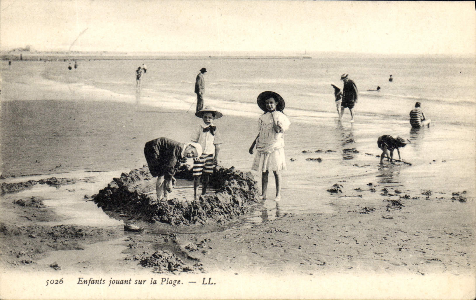 CPA Enfants jouant sur la plage Maillot de Bains 