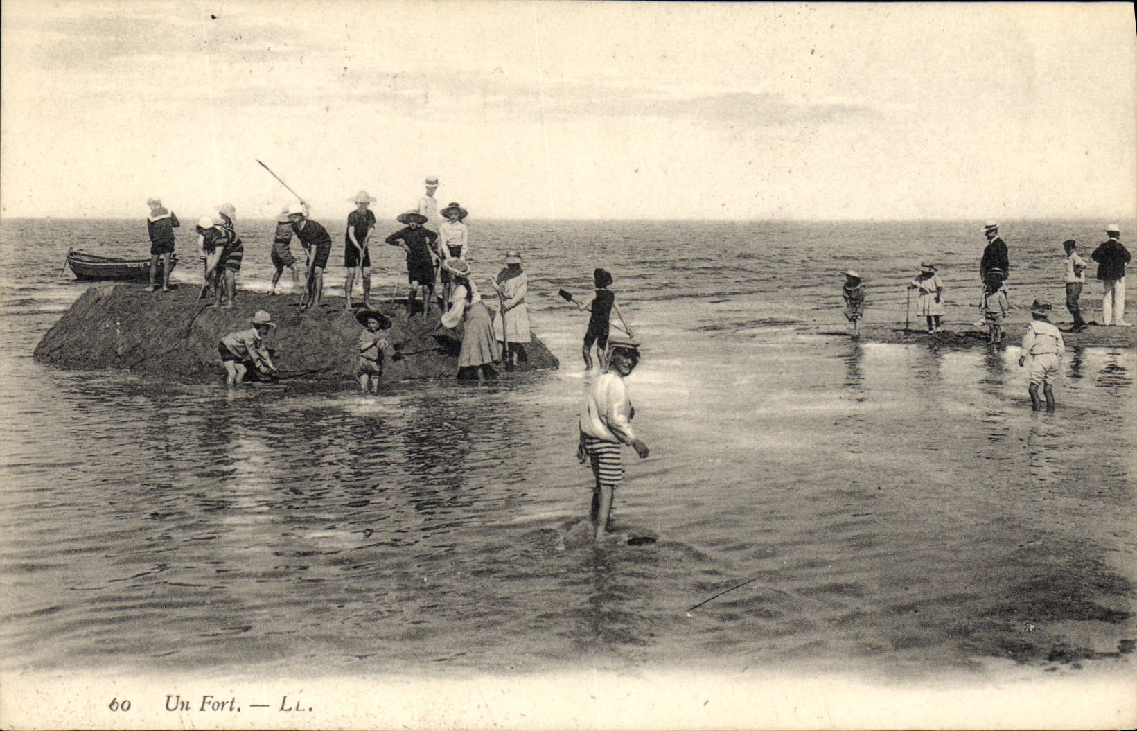 CPA Enfants Plage Un fort Maillot de Bains 