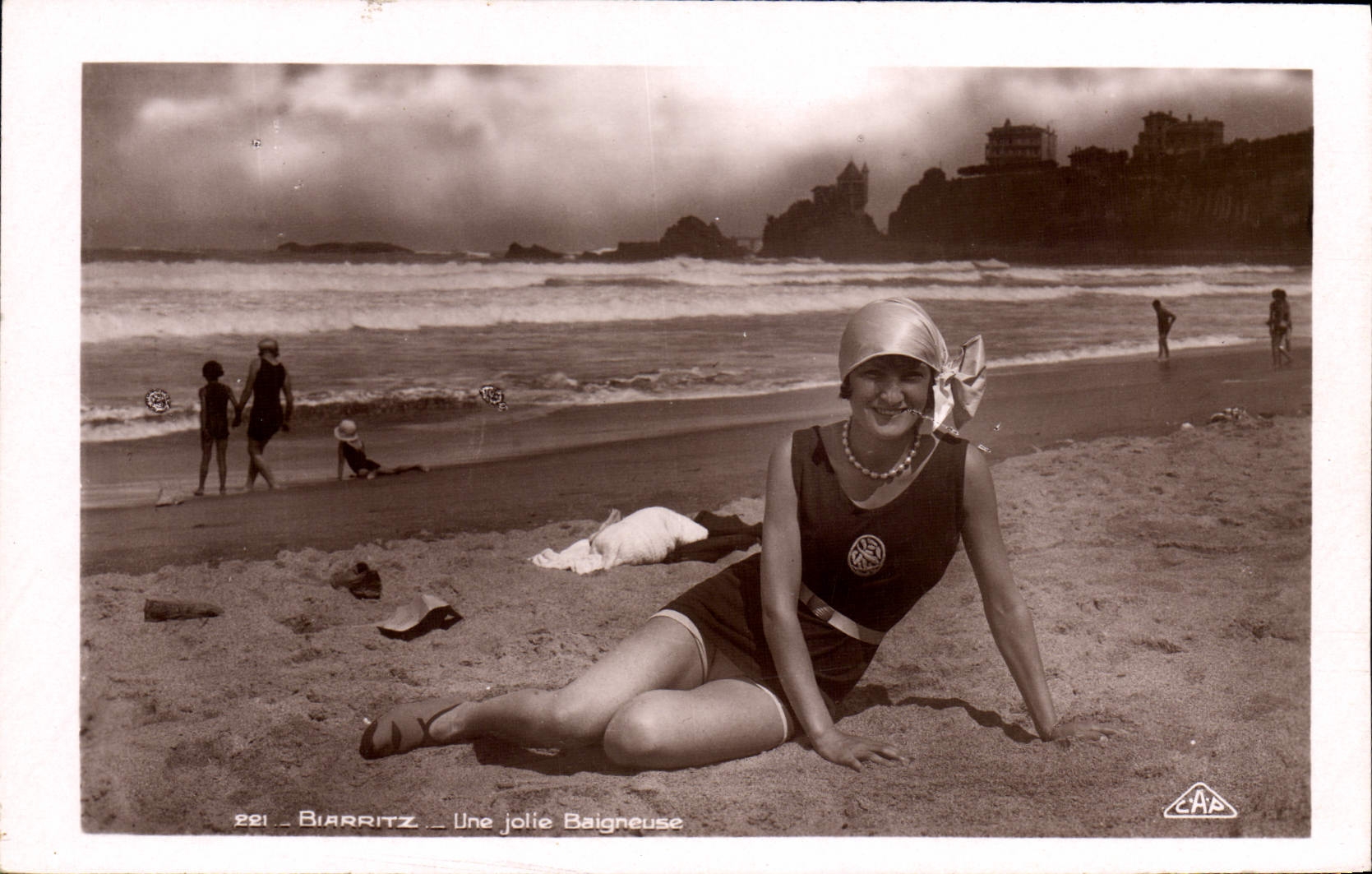 CPA Femme Maillot de Bains Biarritz Une jolie baigneuse 