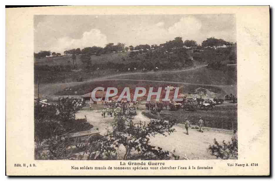 CPA Militaria Nos soldats muni de tonneaux speciaux vont chercher l'eau a la fontaine 