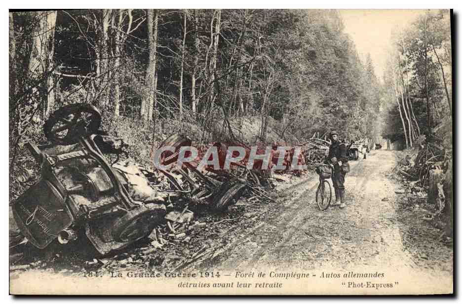 CPA Militaria Foret de Compiegne autos allemandes detruites avant leur retraite 