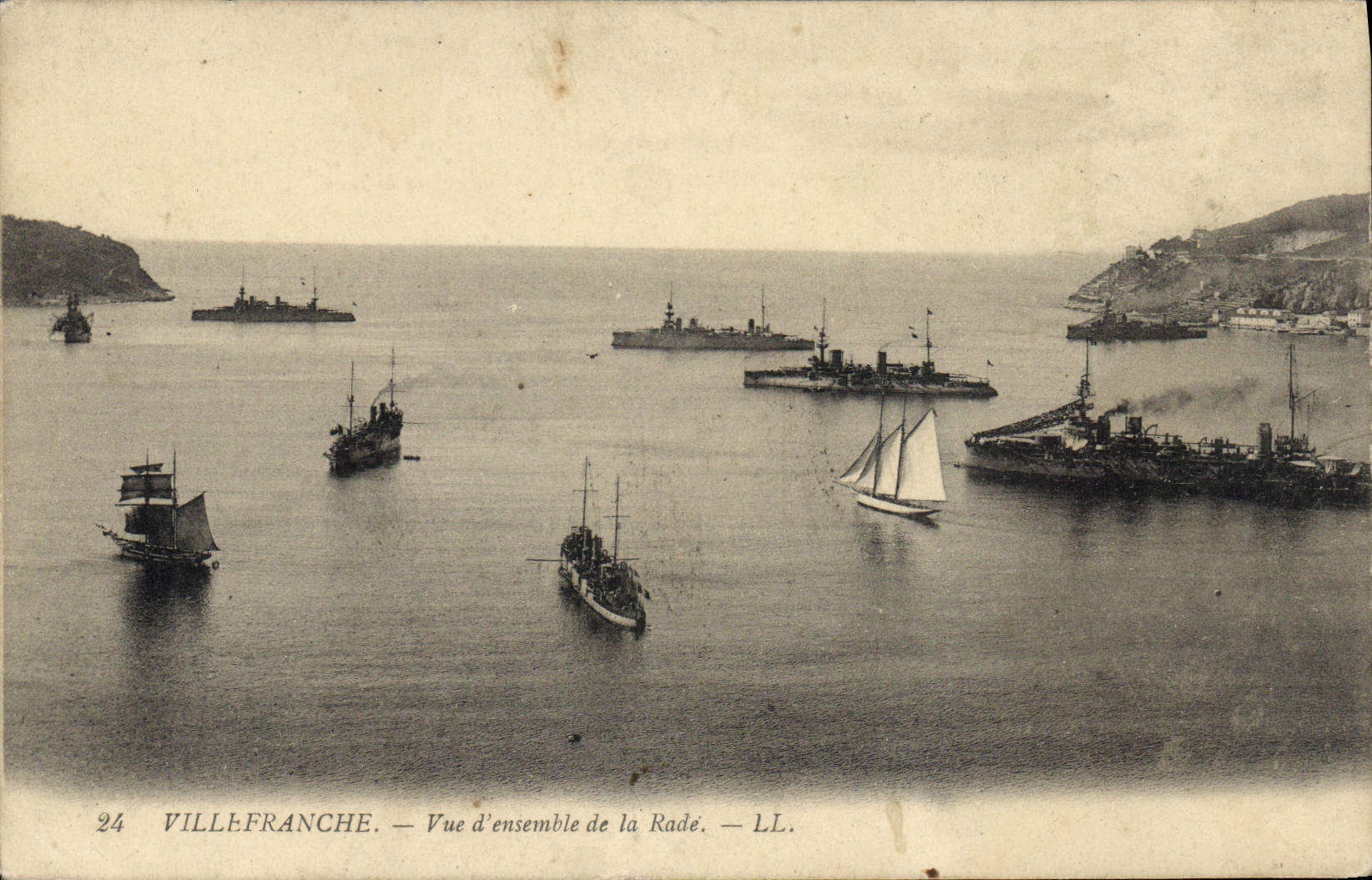 CPA Villefranche Vue d'ensemble de la Rade Bateaux