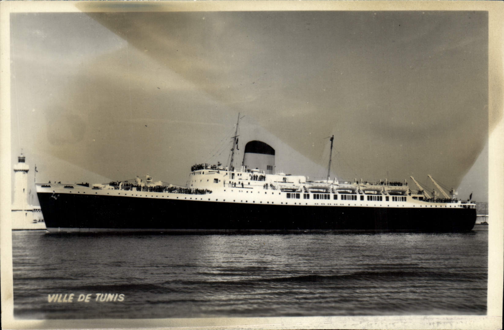 Ville de Tunis — navire à quai — éditeur inconnu