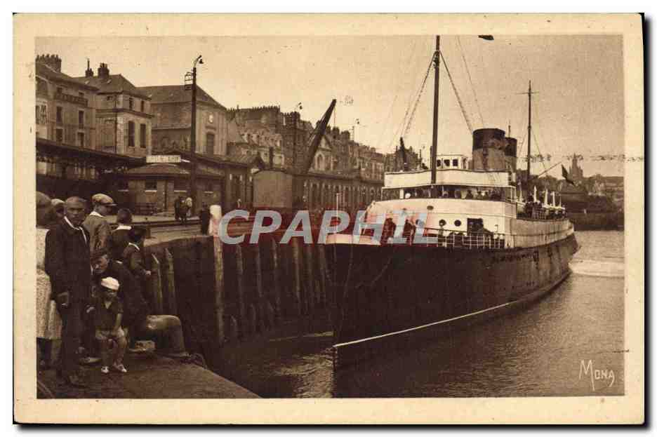 CPA Bateau Paquebot Versailles arrivant a la gare maritime Dieppe