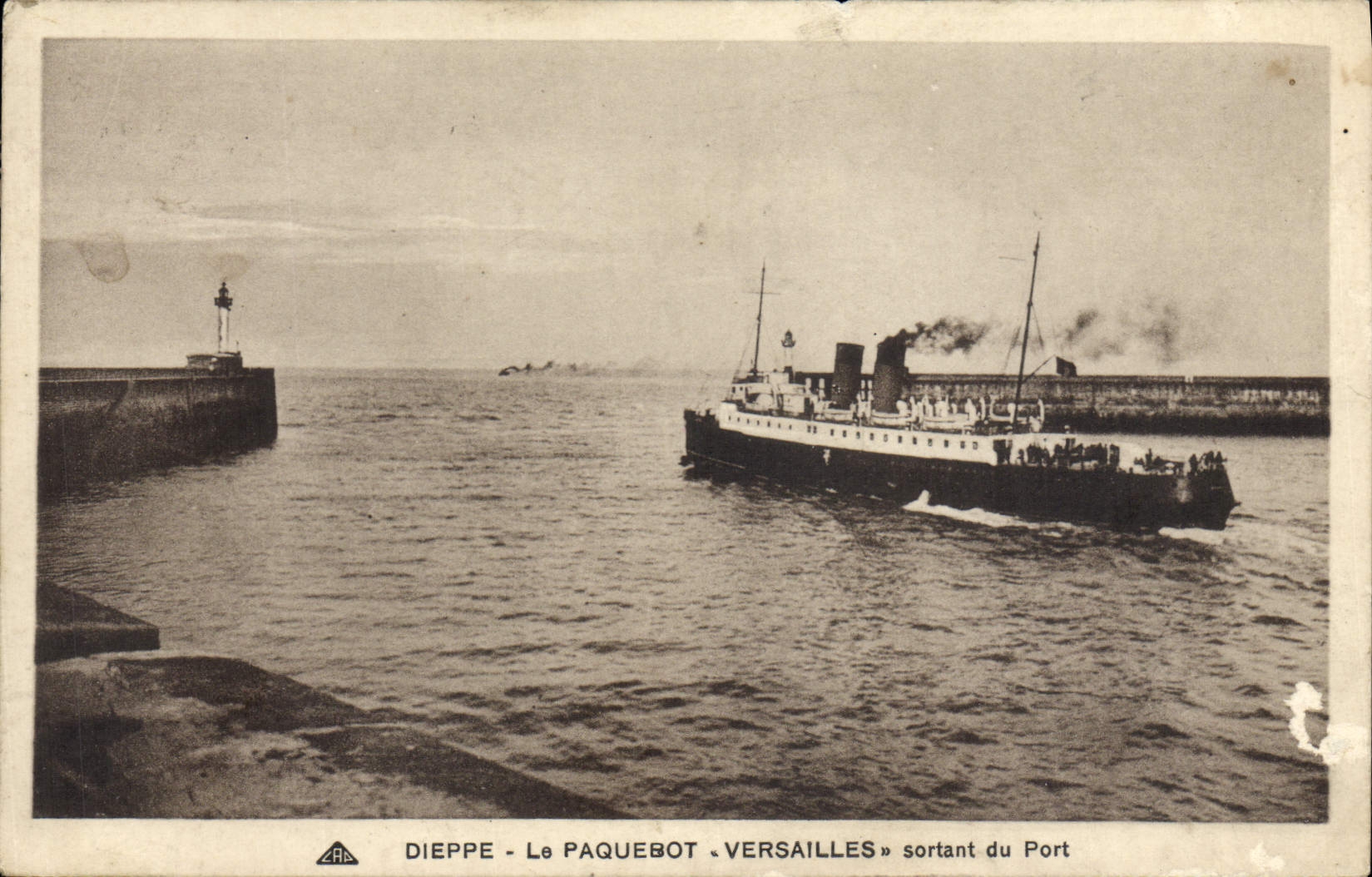 Dieppe - Le paquebot « Versailles » sortant du port — éditeur Cie des Arts Photomécaniques, Strasbourg