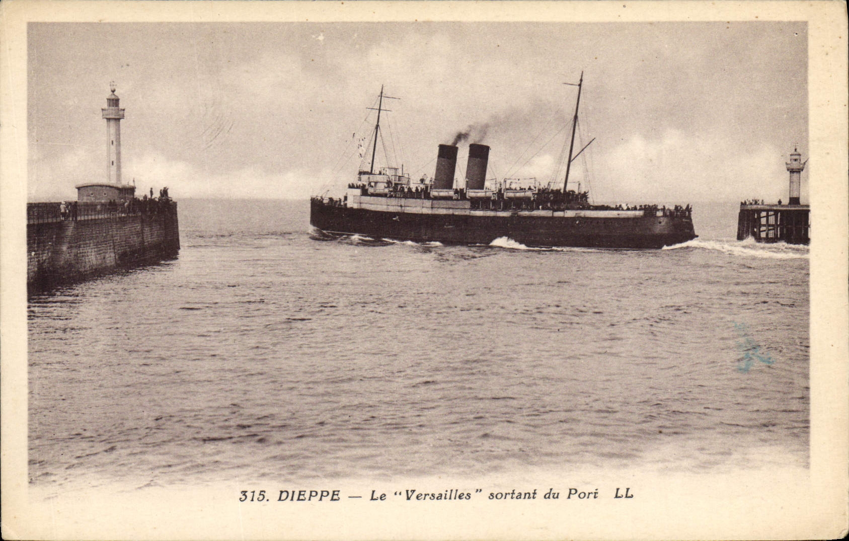 Dieppe — Le "Versailles" sortant du Port — LL, n° 315