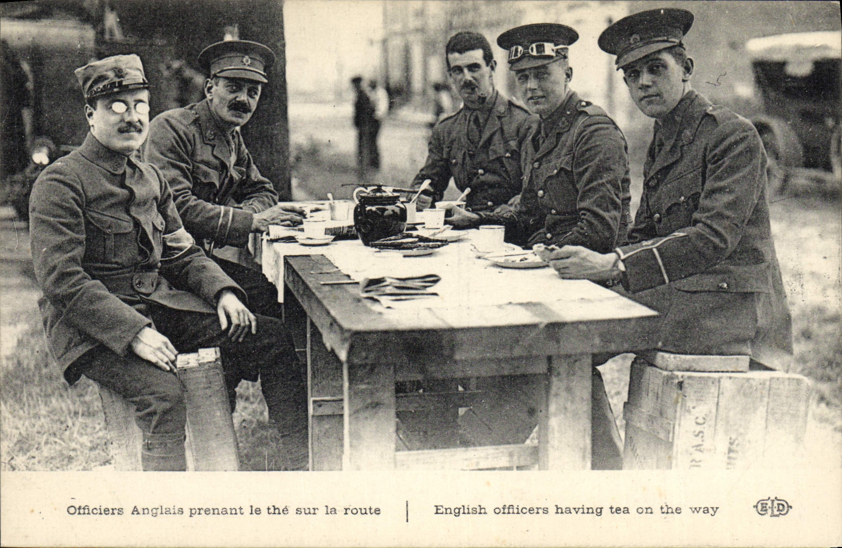 Oficiales ingleses tomando el té en la carretera — E. Le D-Jey, editor 127 bd. Schaudois París