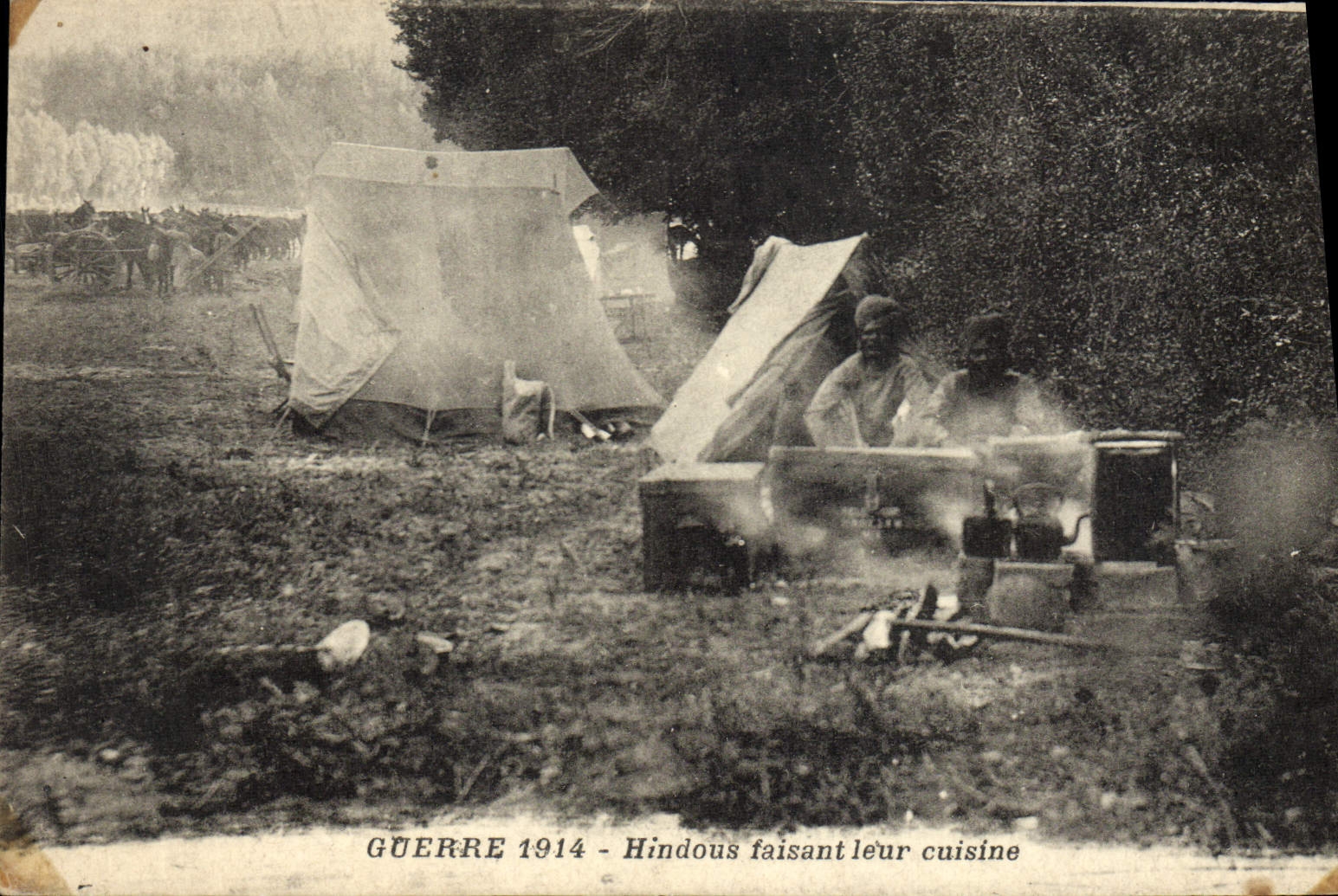 CPA Militaria Hindous faisant leur cuisine