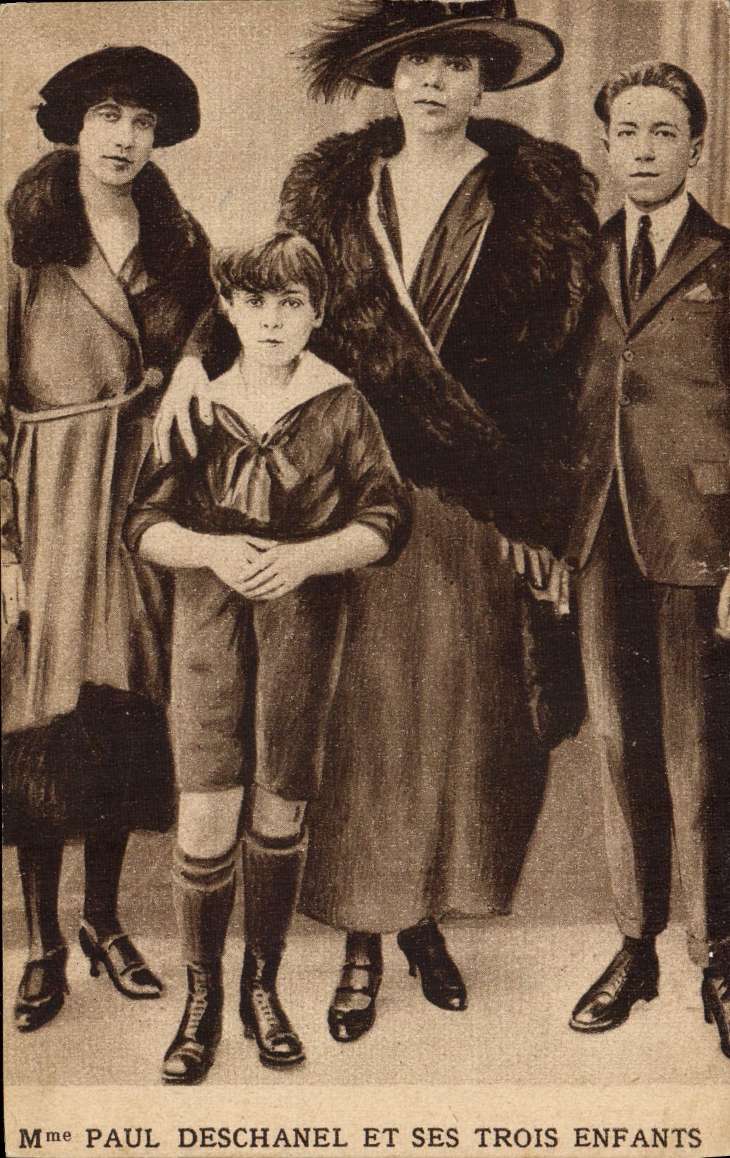 CPA Militaria Mme Paul Deschanel et ses trois enfants 