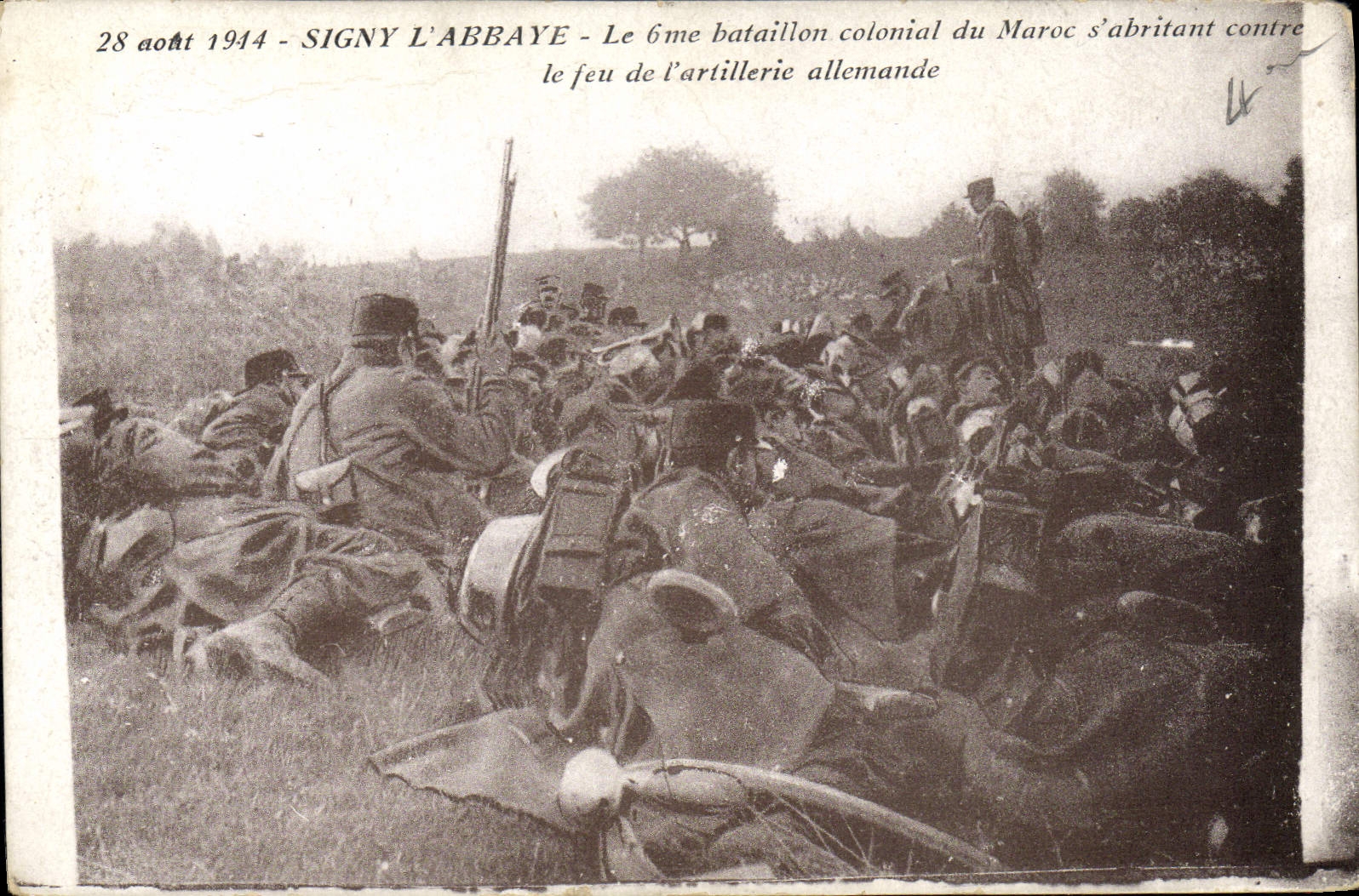 CPA Militaria Signy l'abbaye Le 6eme bataillon colonial du Maroc s'abritant contre le feu de l'artillerie allemande 
