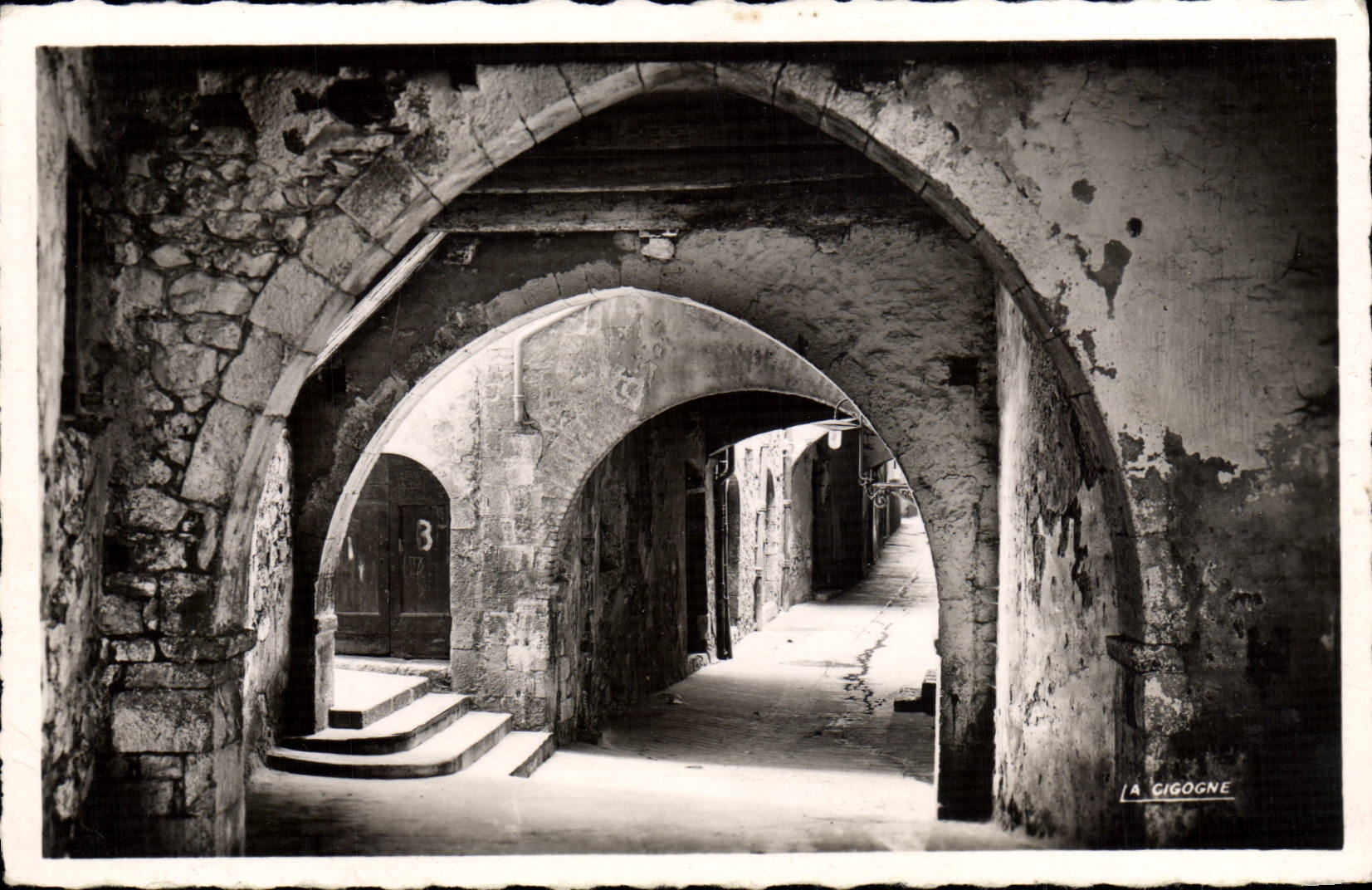 La Gigogne — Ruelles pavées sous arcs de pierre — Édition 'La Gigogne' n° 06