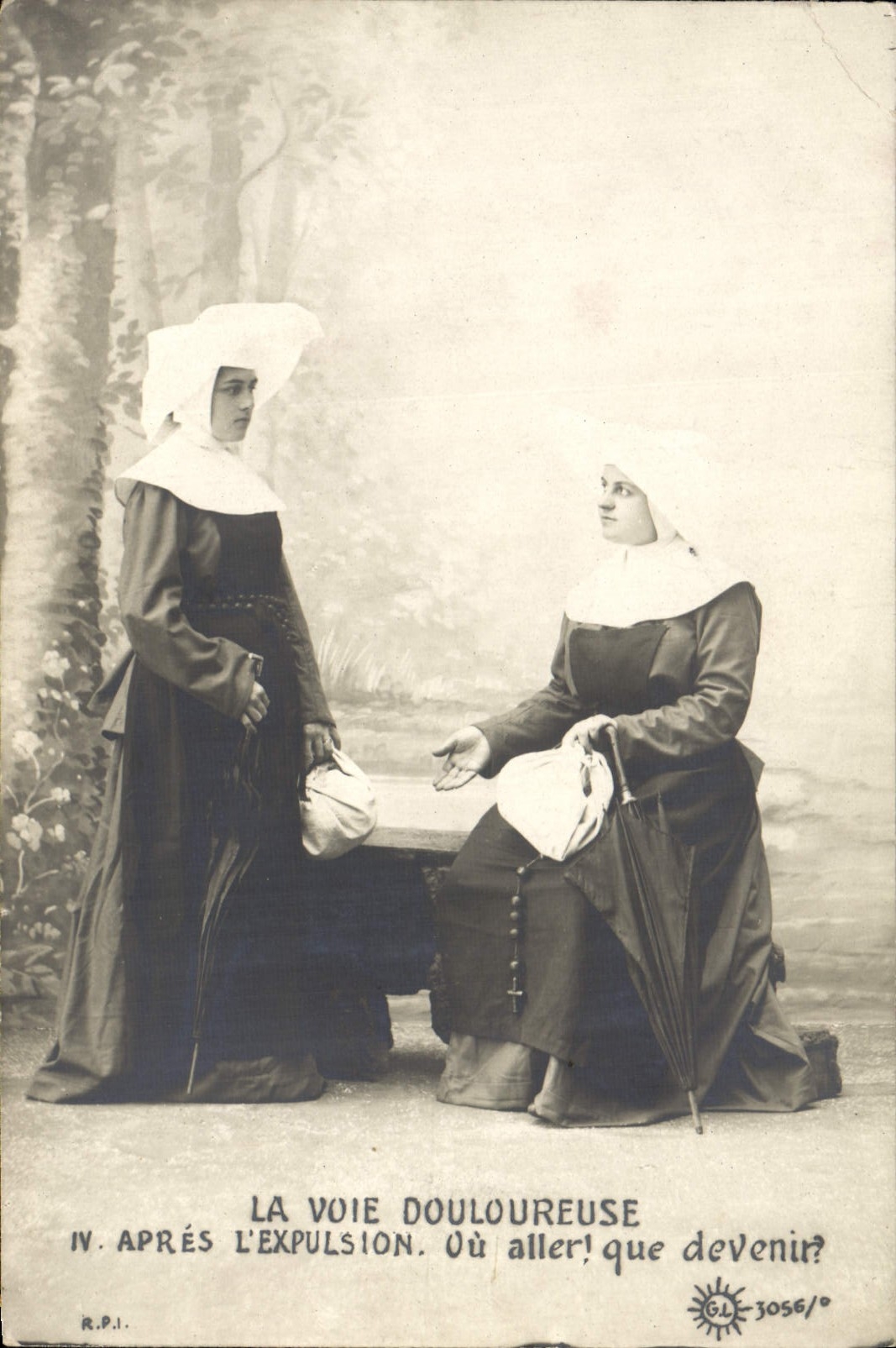 Deux religieuses — après l'expulsion — éditeur R.P.I., n° 3056/0