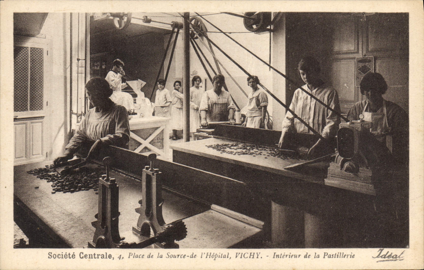 Intérieur de la Pastillerie — Société Centrale, 4, Place de la Source-de-l'Hôpital, VICHY — éditeur Ideal