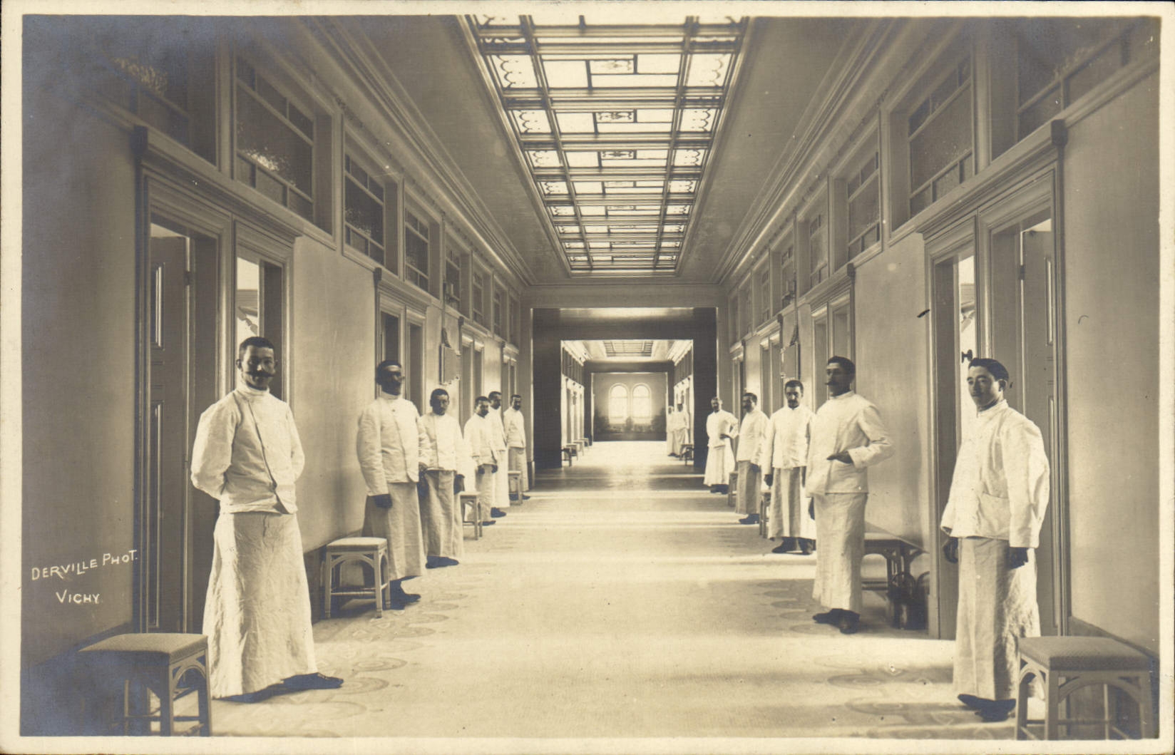 Salle d'attente d'un hôpital — Vichy — Derville Phot. Vichy