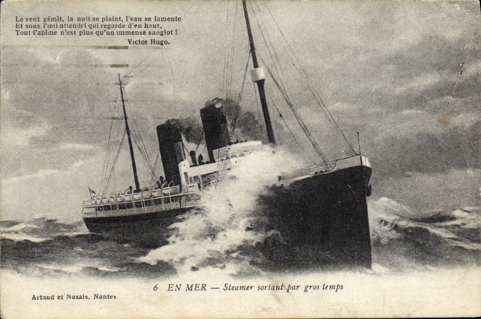 CPA Bateau Paquebot En mer Steamer sortant par gros temps