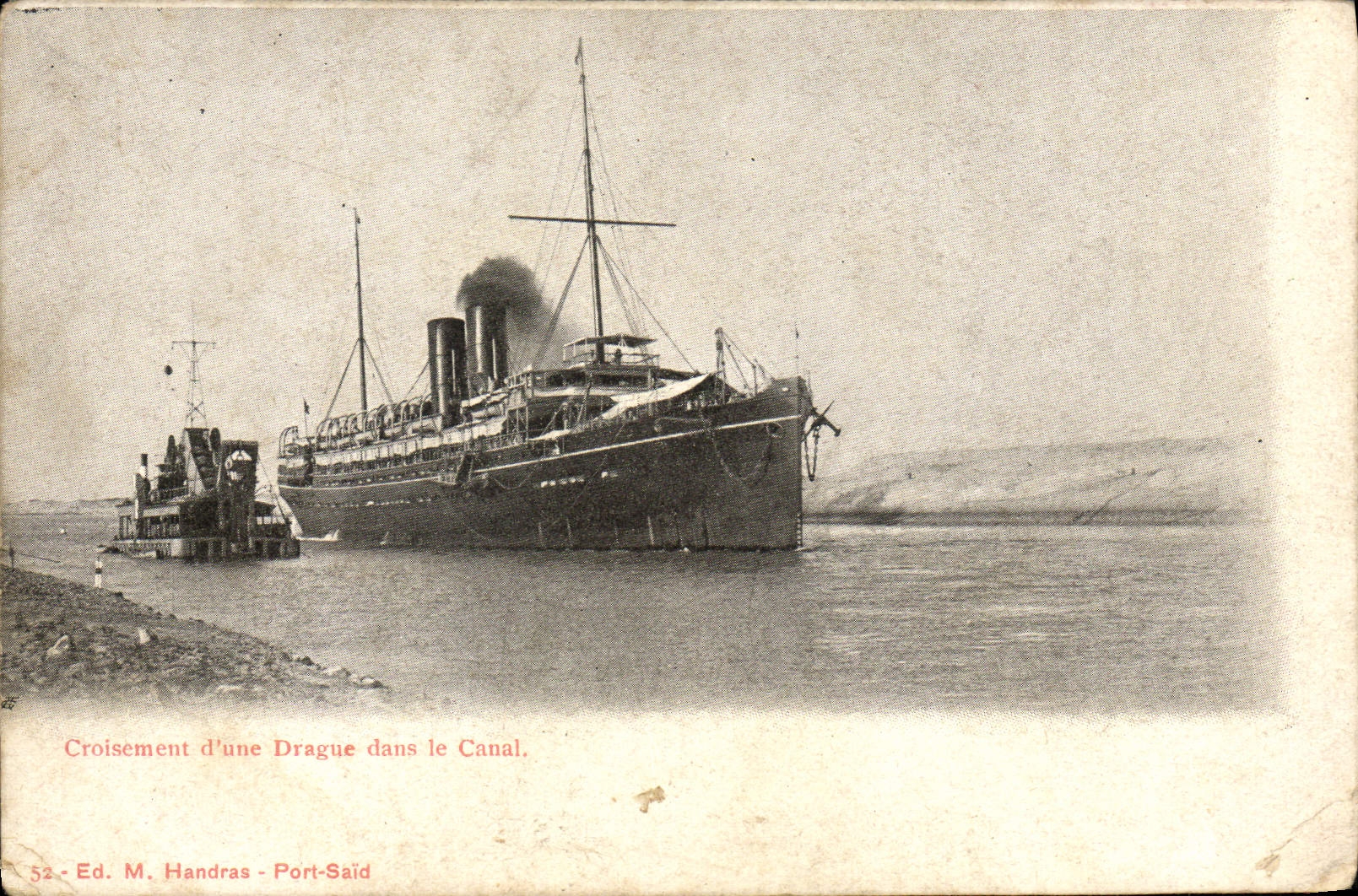 CPA Bateau Paquebot Egypt Egypte Croisement d'une drague dans le canal