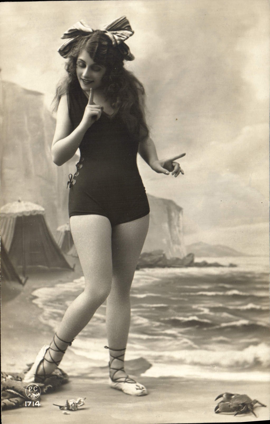 Femme en maillot de bain — pose sur plage — P.C. Paris n°1714