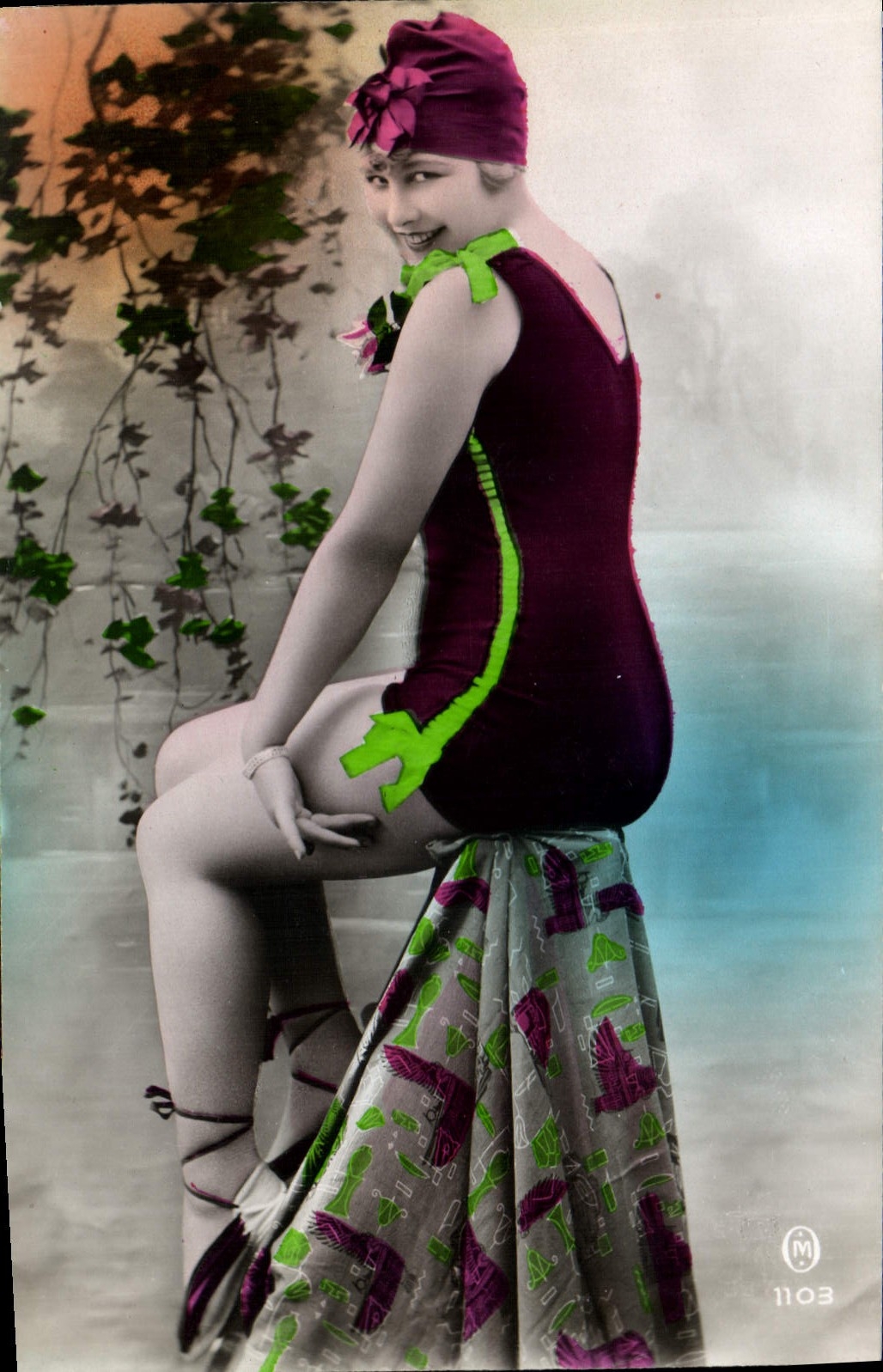 Jeune femme en tenue de bain — pose assise — éditeur M, n° 1103
