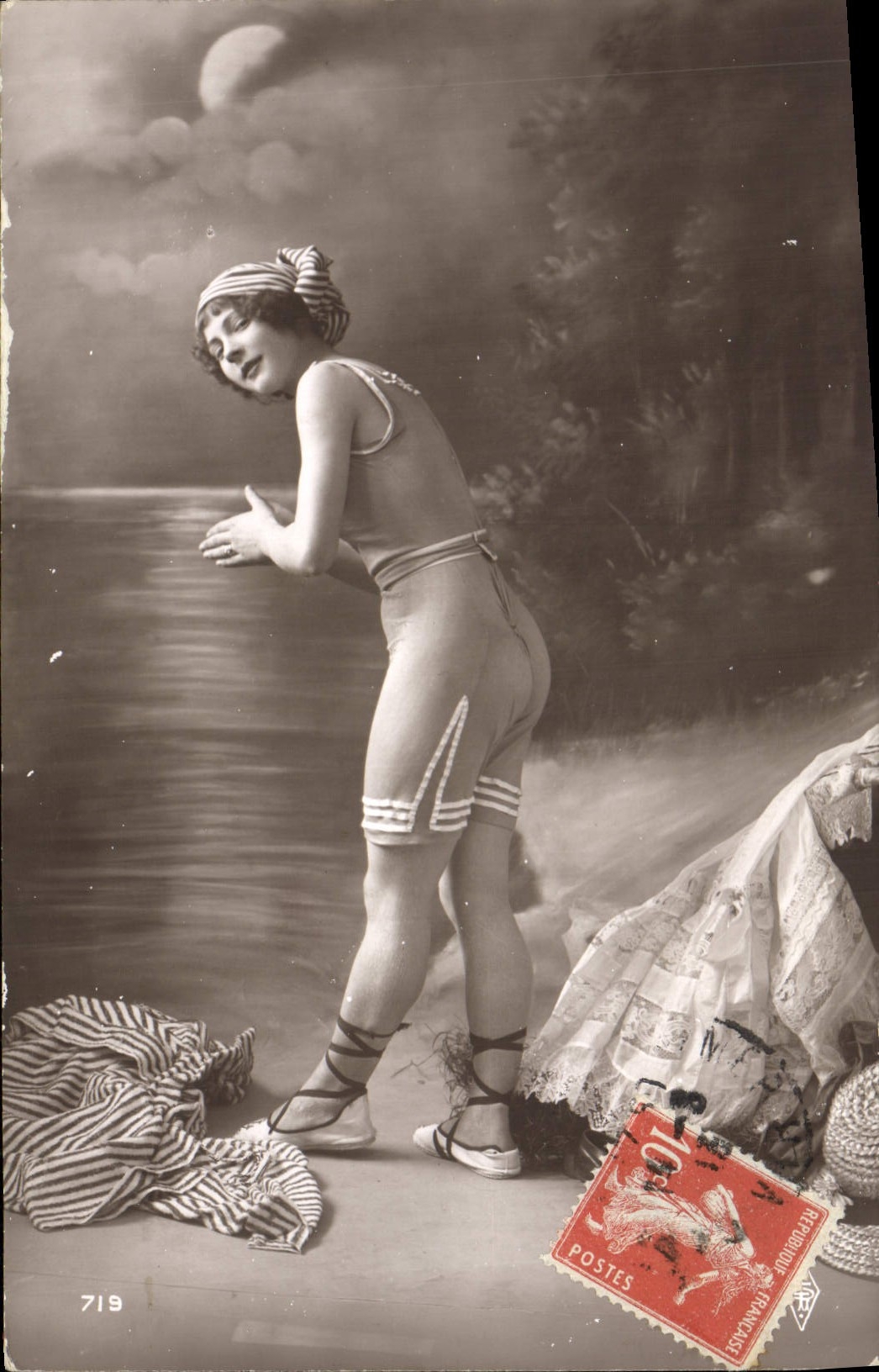 Frau im Badeanzug — Strandbild — anonymer Verleger, n° 719