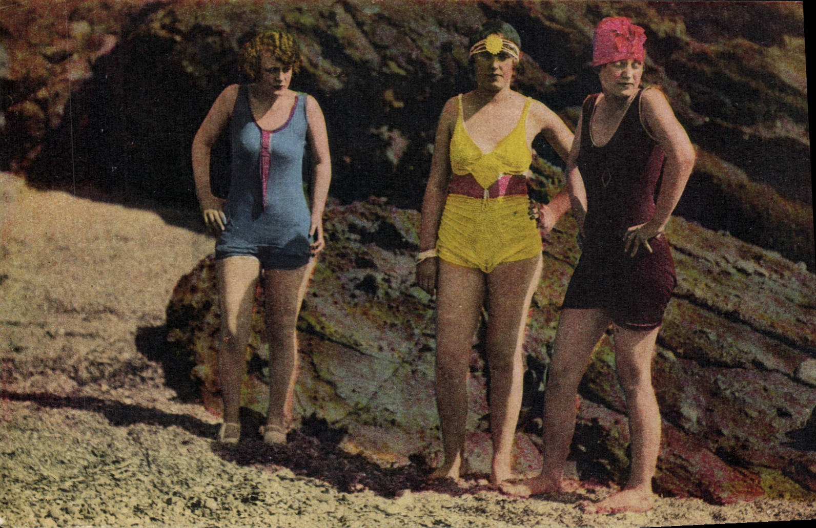 CPA Femme Maillot de bains Halte avant le bain 