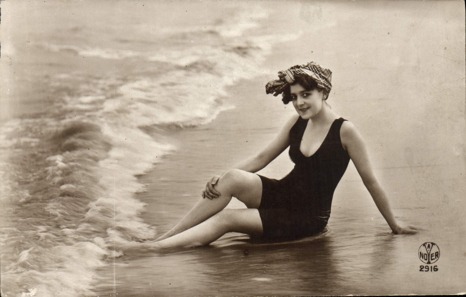 Femme en maillot de bain — plage — Noyer 2916