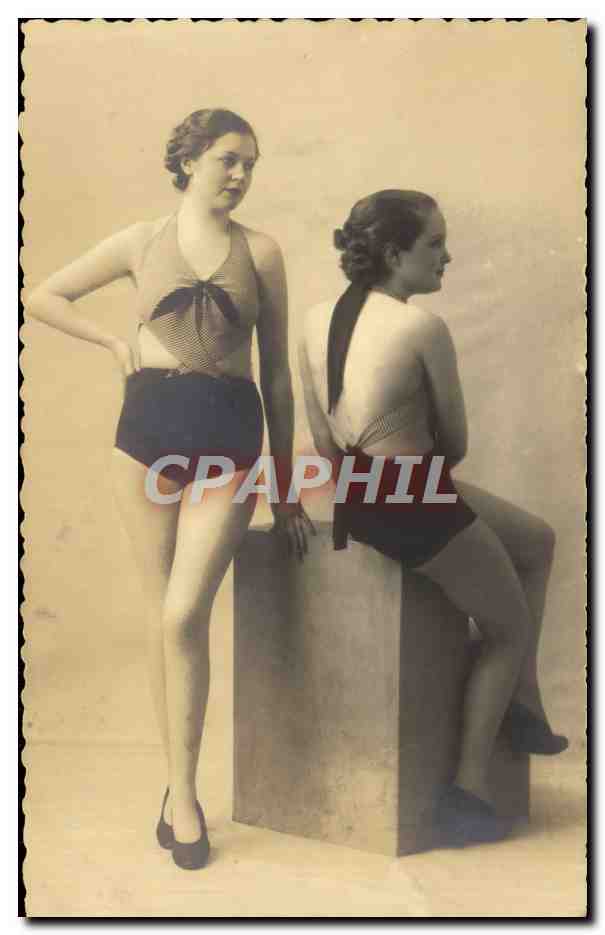 Deux jeunes femmes en maillots de bain — studio — éditeur inconnu