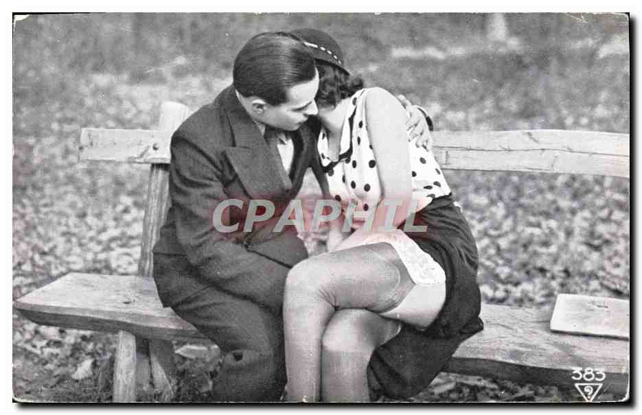 CPA Femme Porte jarretelles 