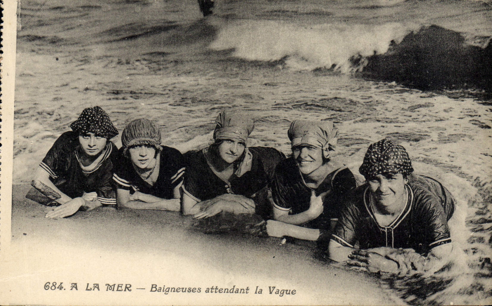 CPA Femme Maillot de bains A la mer Baigneuses attendant la vague 