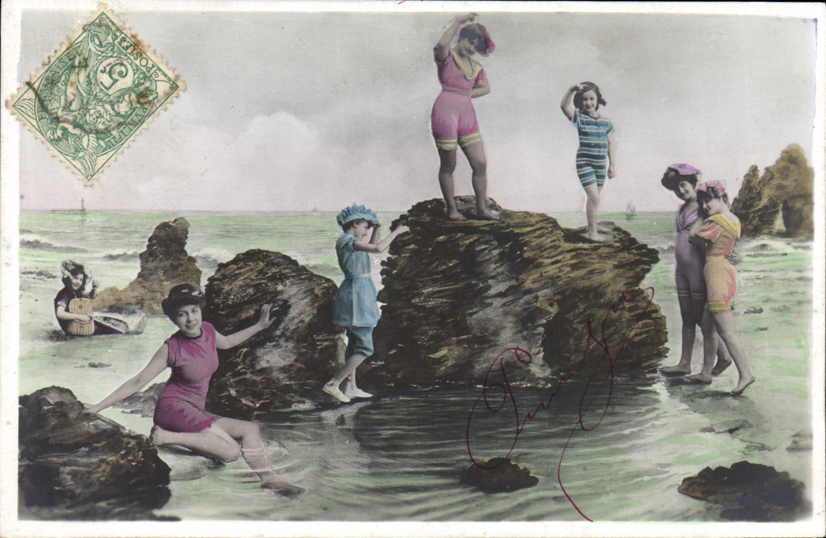 Enfants jouant sur les rochers — scène de plage — éditeur non visible