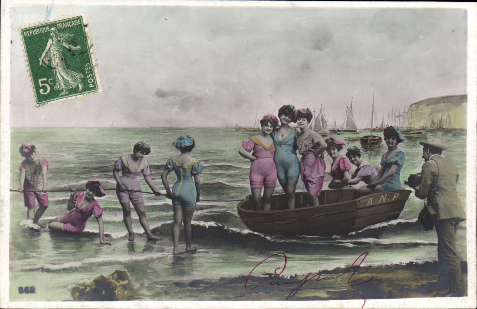 Frauen im Badeanzug — Strand und Boot — AN.P. — anonymer Verleger, Nr. 562