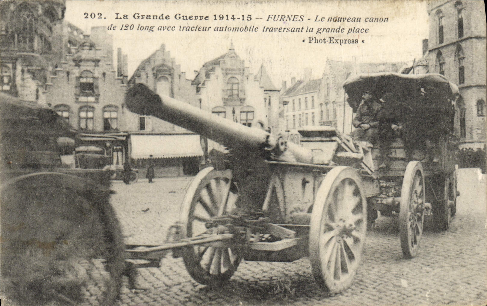 Furnes — El nuevo cañón de 120 largo con tractor automovilístico cruzando la gran plaza — Phot-Express