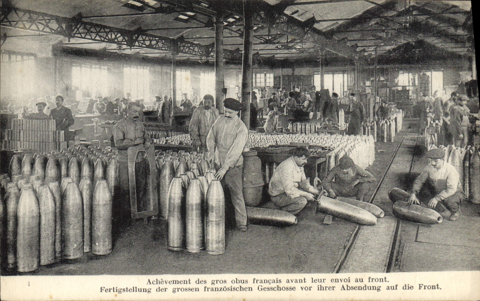 Fabbrica di produzione di obici francesi — Completamento degli obici francesi grandi prima del loro invio al fronte — editore non identificato, numero di serie non visibile