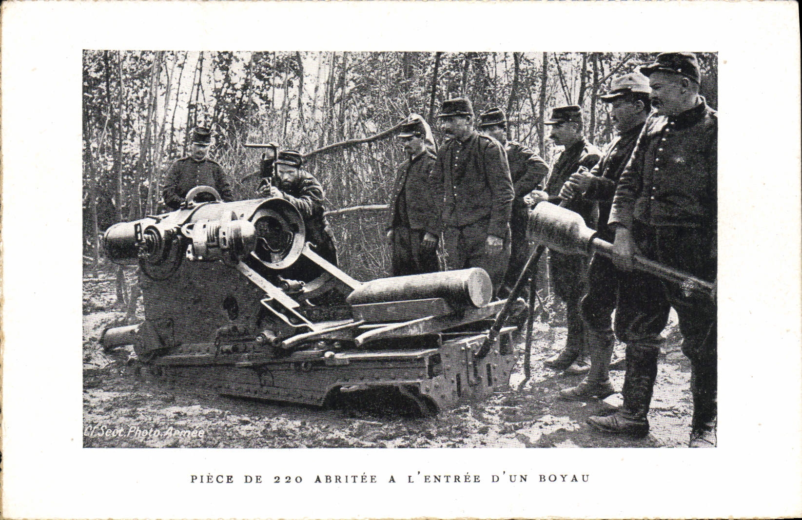 CPA Militaria Piece de 220 abritee a l'entree d'un boyau