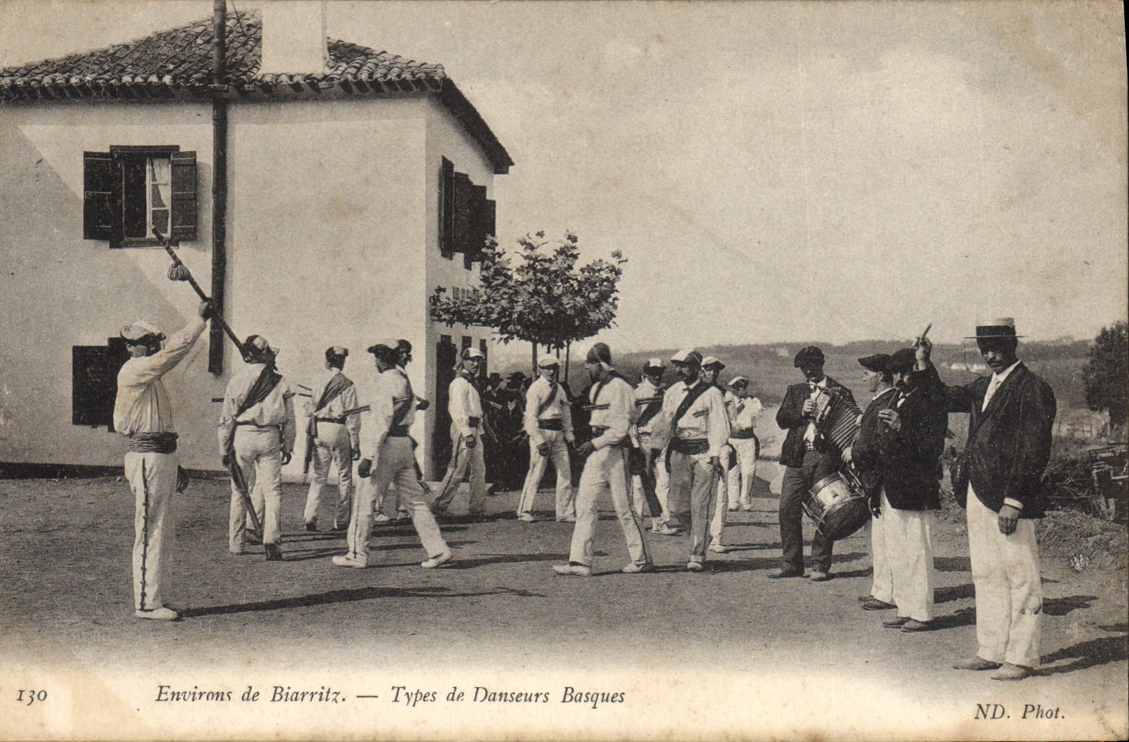 CPA Folklore Environs de Biarritz Types de danseurs basques