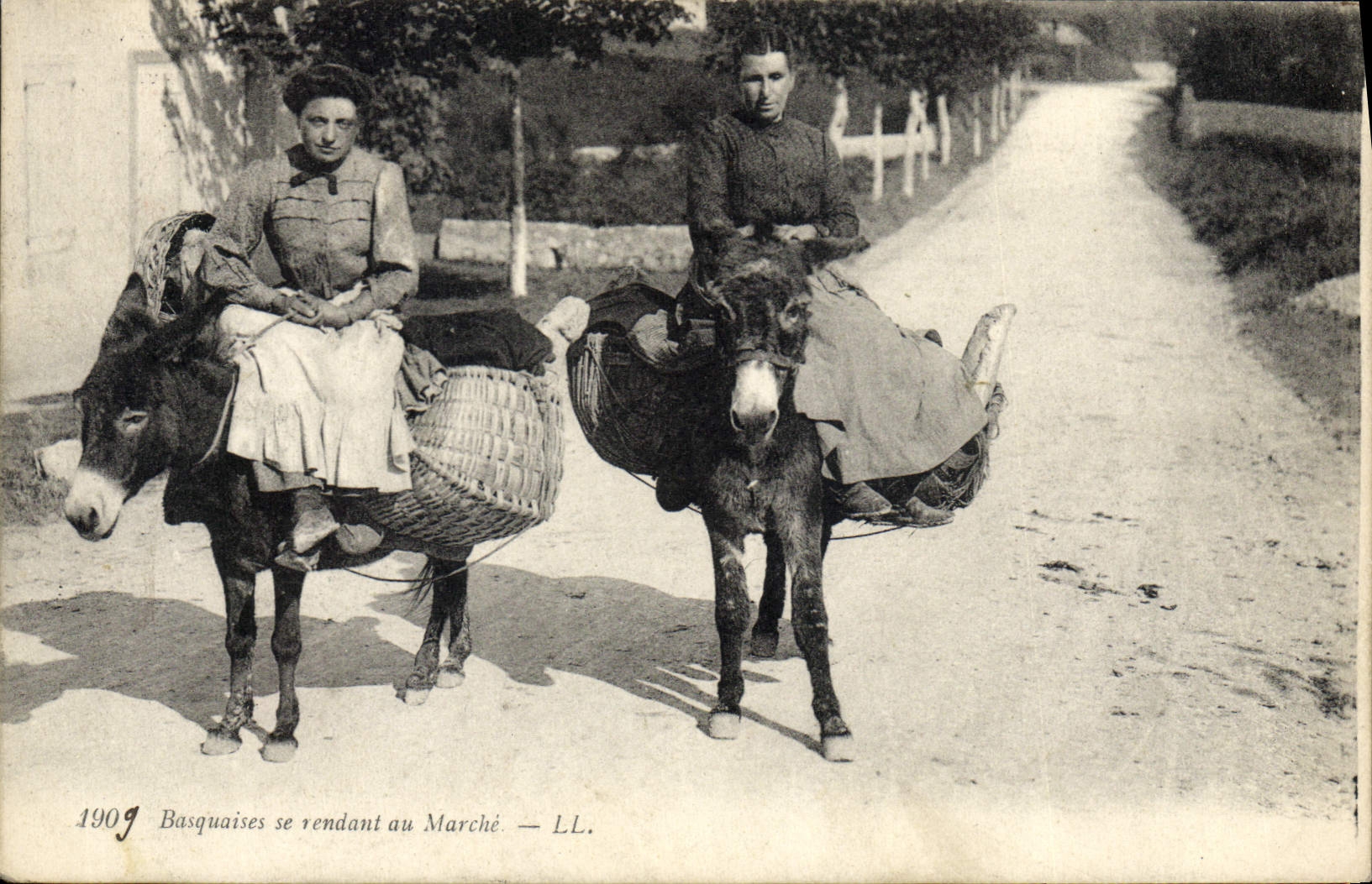 Basquaises se rendant au Marché — LL. — 1909